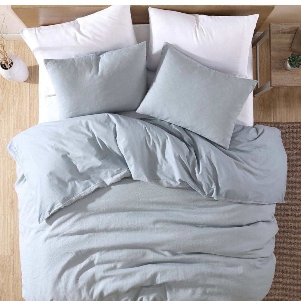 Hallmart Collectibles 100% Linen Comforter Set in light blue. Twin size. New.